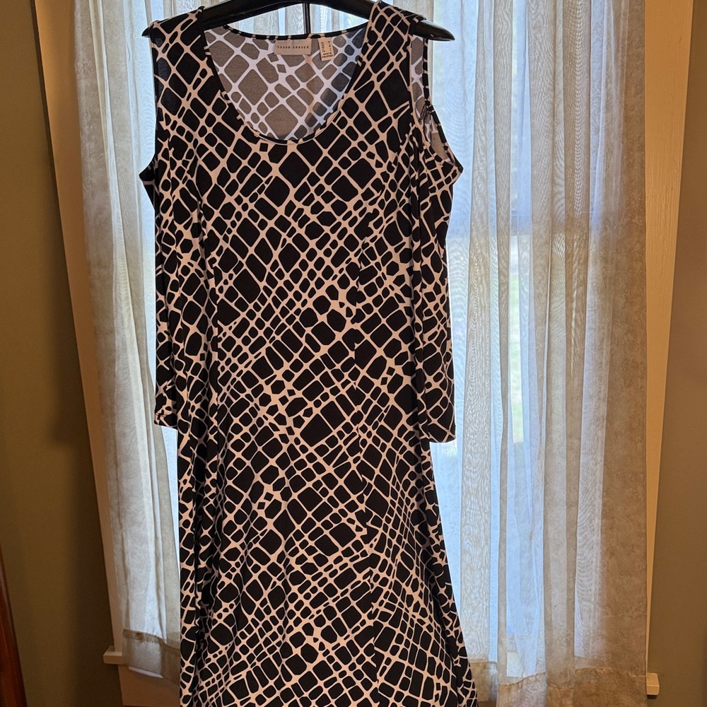 Susan Graver Black & White Sleeveless Geometric Midi Dress